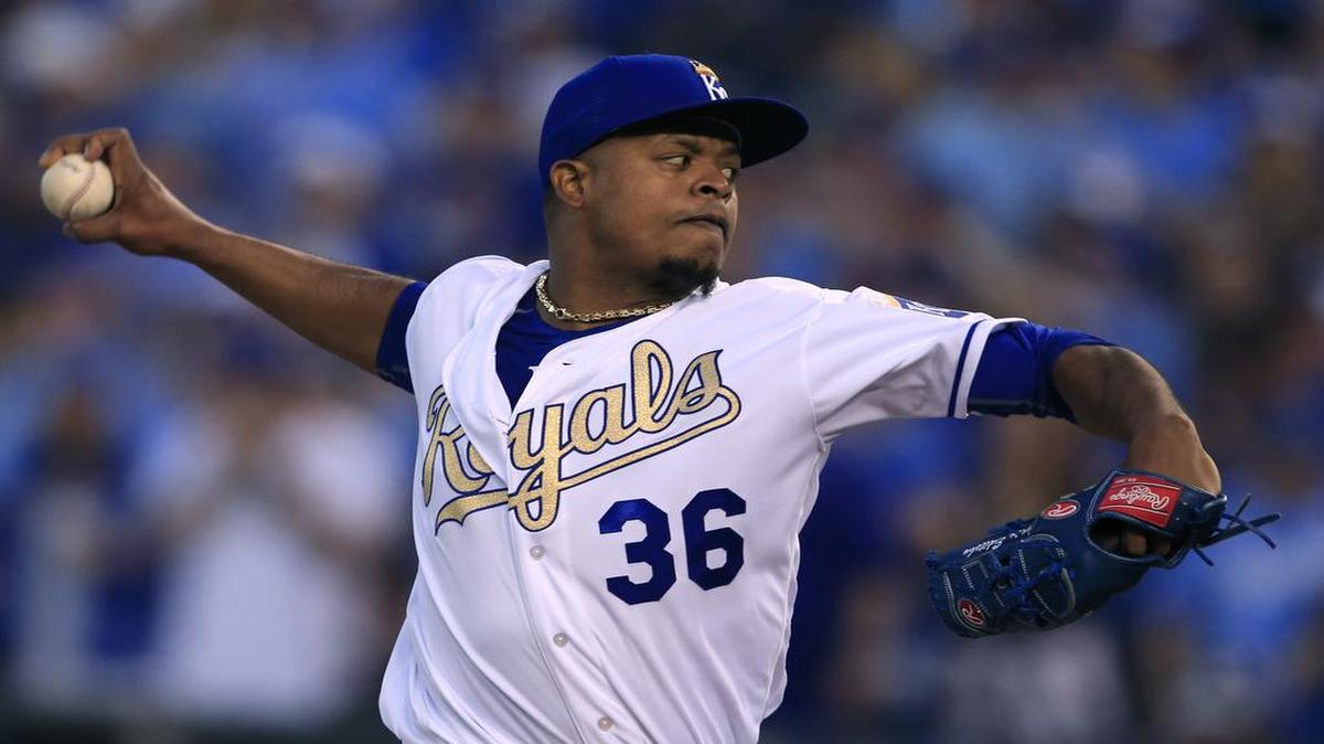 El abridor dominicano Edinson Vólquez lanza por los Reales de Kansas City en un partido ante los Mets de Nueva York, el 3 de abril del 2016.