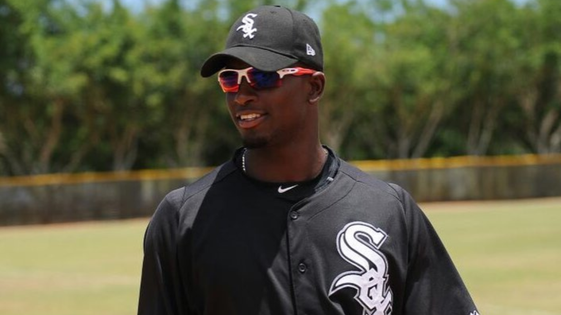 LUIS R. MOIRAN pega cuadrangular en su primer juego profesional en Dominicana.