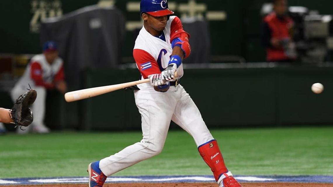YOELKIS CESPEDES conecta un hit contra China el 8 de marzo en Tokyo.