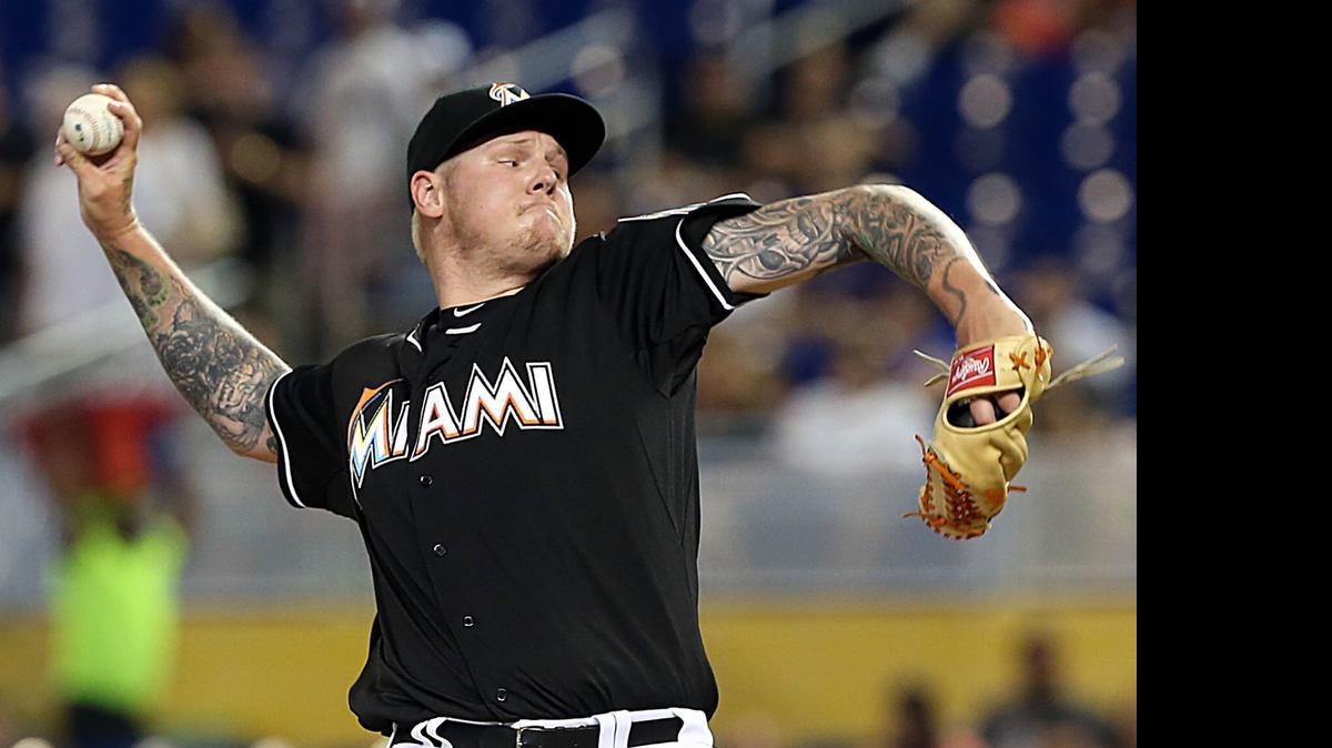 
Mat Latos en plena labor en el primer inning en el triunfo de los Marlins contra los Rockies, el sábado en Miami.

