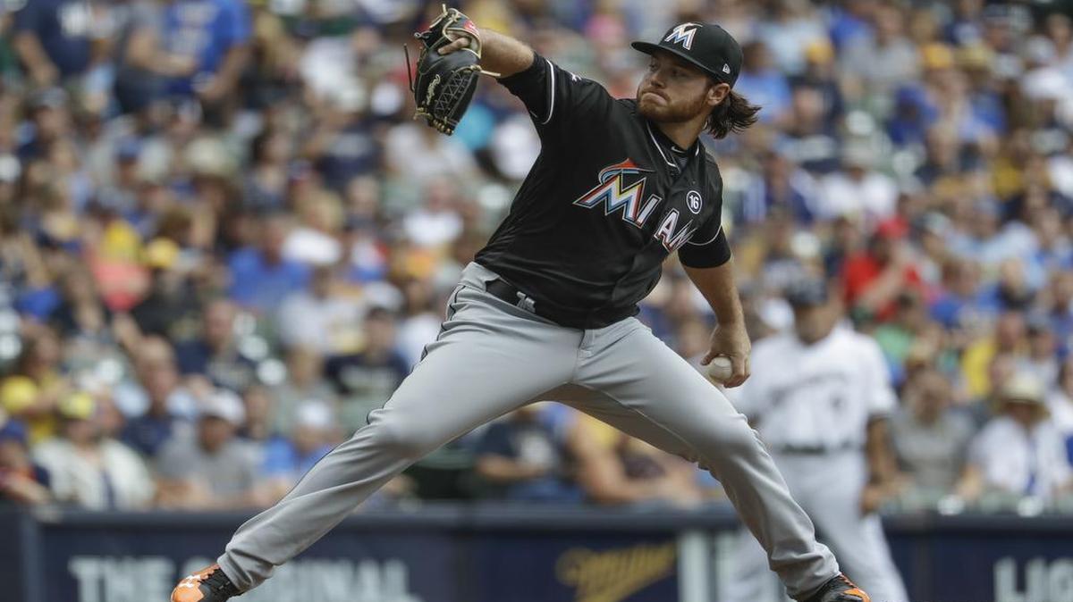 El abridor de los Marlins Dillon Peters toleró ocho carreras en tres entradas y dos tercios de actuación ante los Cerveceros, el 17 de septiembre del 2017 en Milwaukee.