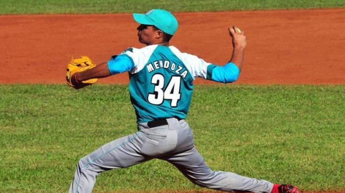 
Héctor Mendoza lanzó tres entradas de relevo en blanco en el triunfo de Isla de Juventud 15-5 sobre Matanzas en 11 innings el lunes. Foto de archivo.
