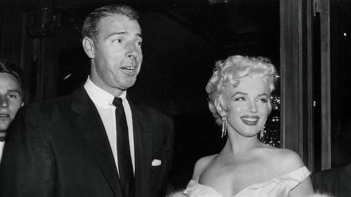 
EN ESTA foto de junio 2 de 1955, la actriz Marilyn Monroe (derecha) y el famoso pelotero Joe DiMaggio llegan a un teatro de Nueva York. El jugador de los Yankees estuvo casado con Monroe. 
