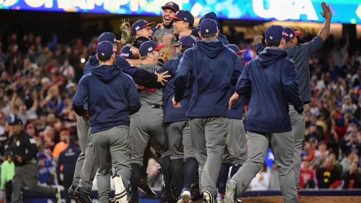 EEUU CELEBRA su campeonato tras derrotar 8-0 a Puerto Rico el 22 de marzo en Los Angeles.
