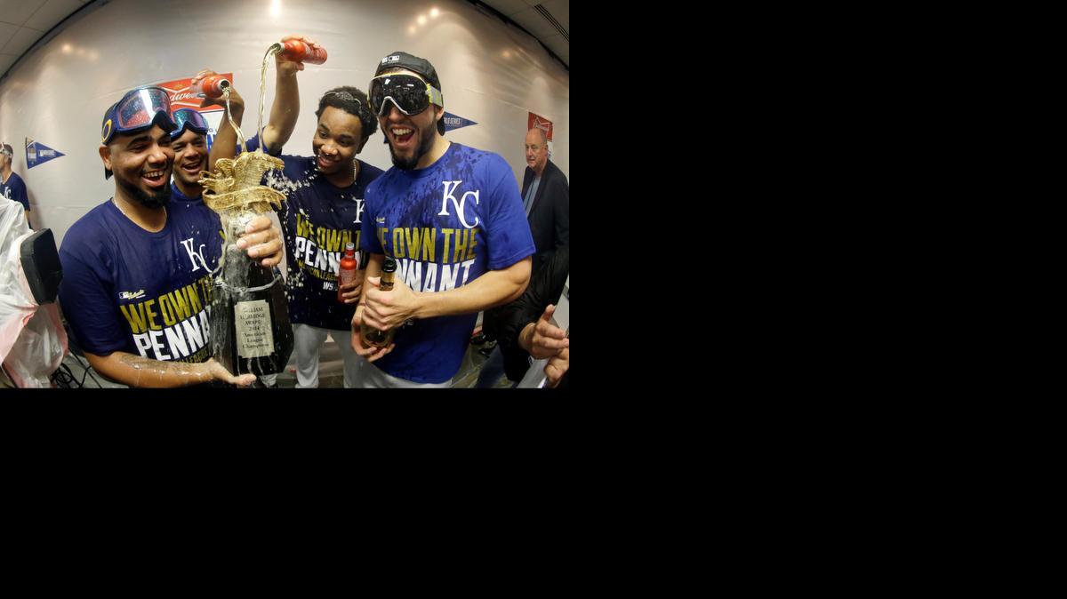 
Los jugadores de los Reales celebran el triunfo ante los Orioles de Baltimore en la Serie de Campeonato de la Liga Americana, el miércoles en Kansas City.


