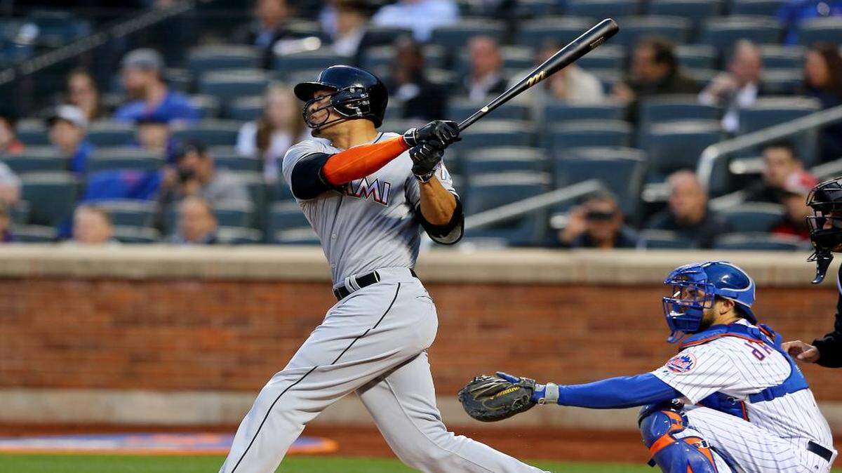 
Giancarlo Stanton conecta un jonrón de dos carreras en el primer episodio, mientras el catcher de los Mets Travis d'Arnaud sigue la acción, la noche del jueves en el Citi Field en Nueva York.

