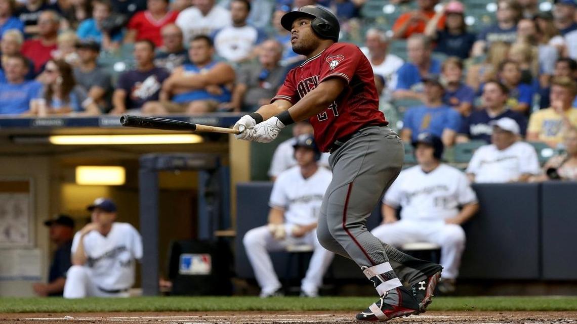 EL CUBANO Yasmani Tomás de los Diamondbacks de Arizona conecta un cuadrangular frente a los Cerveceros, el pasado 27 de julio en el Miller Park de Milwaukee.