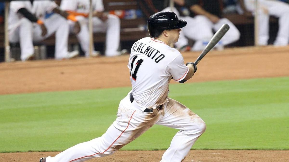 JT REALMUTO conecta un sencillo contra los Diamondbacks de Arizona en Miami, el 4 de mayo del 2016 