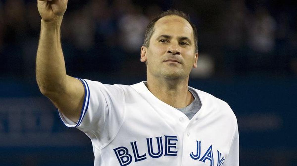 Omar Vizquel, cuando era el torpedero de los Azulejos, saluda al público en el juego contra los Mellizos el 3 de octubre del 2012.