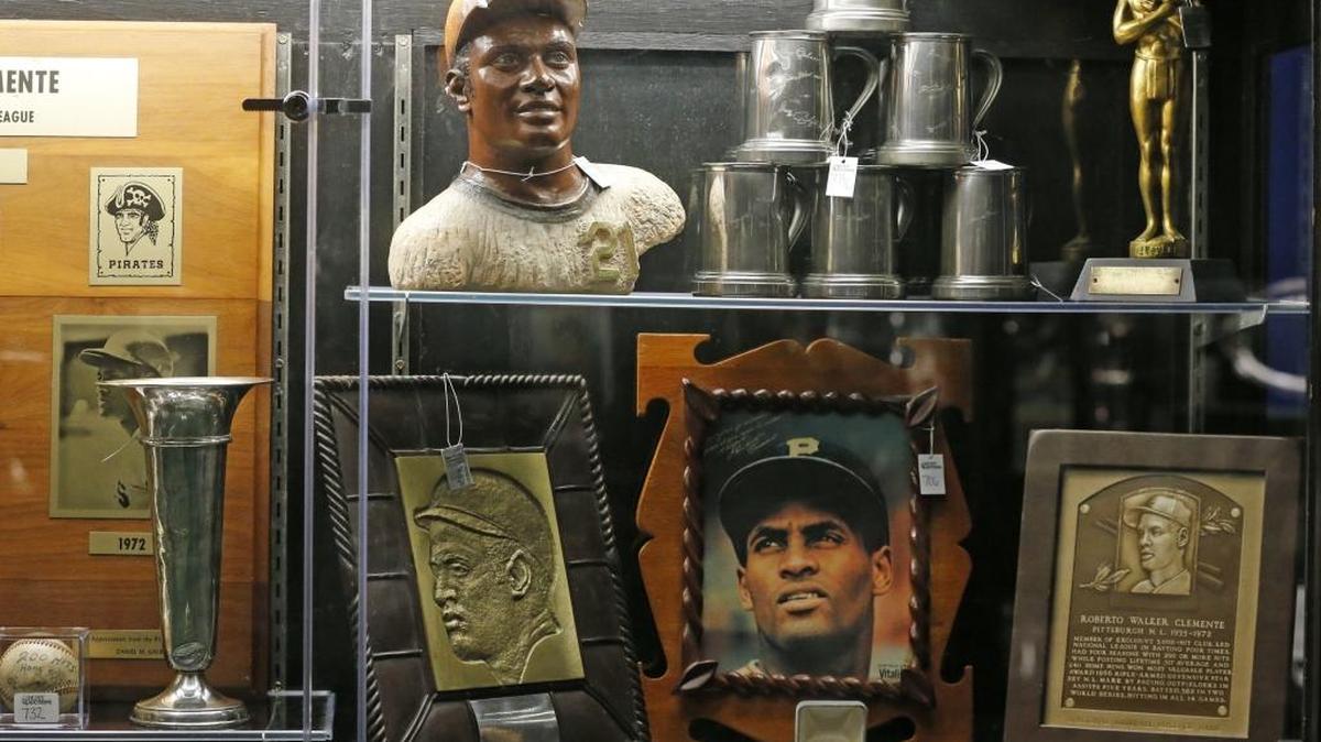 MEMORABILIA DE Roberto Clemente desplegada en el FanFest con sede en el Miami Beach Convention Center el 6 de julio del 2017.