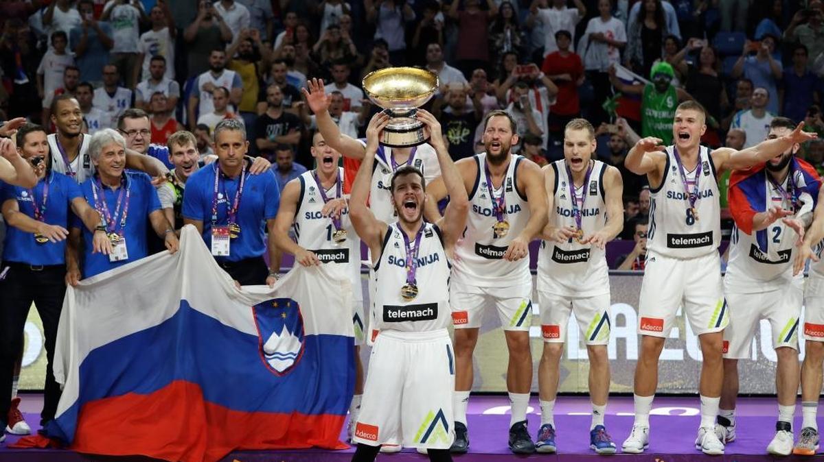 El jugador de Eslovenia Goran Dragic levanta el trofeo de campeón del Eurobasket tras vencer a Serbia en la final, el 17 de septimebre del 2017.