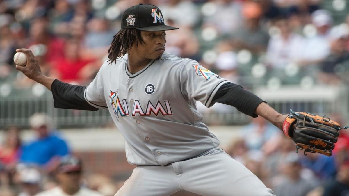 El dominicano José Ureña, de los Marlins, lanza en el primer inning contra los Bravos, en el SunTrust Park, el domingo 6 de agosto del 2017 en Atlanta, Georgia.