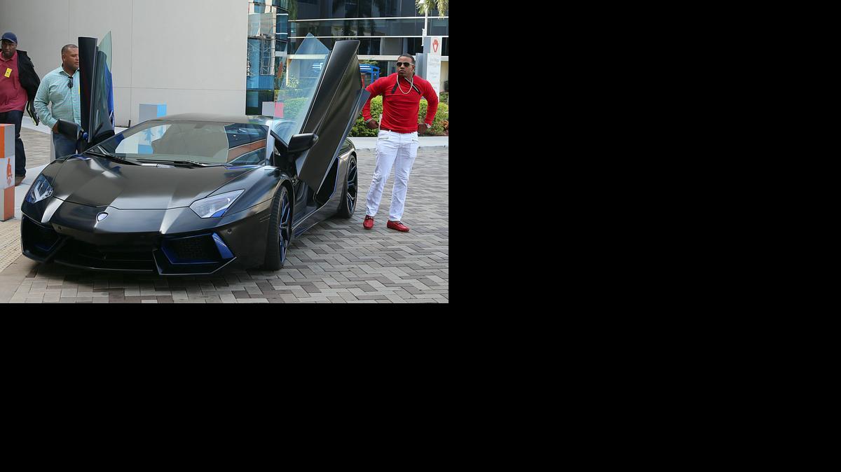 
Yoenis Cespedes con su espectacular bólido Lamborghini en el Hospital Joe DiMaggio, el viernes en Hollywood.
