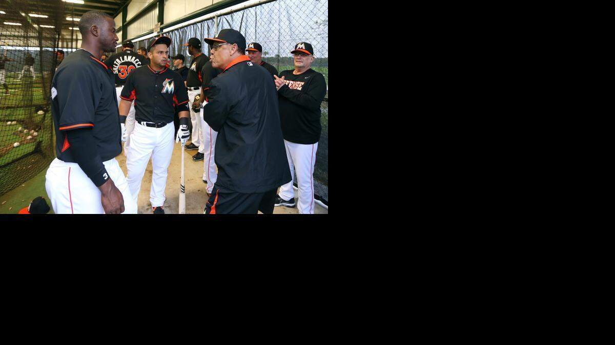 
EL ASISTENTE especial del presidnte de los Marlins, Tany Pérez, conversa con Adeiny Hechavarría (i) y Jhonatan Solano (c) durante la primavera en el Roger Dean Stadium.


