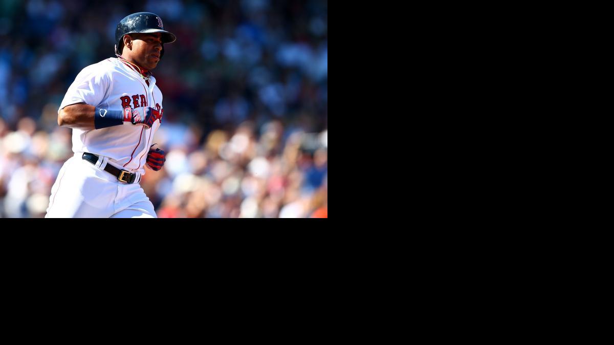 
Yoenis Cespedes, de los Medias Rojas, corre a primera base tras un hit contra los Yankees, el sábado.

