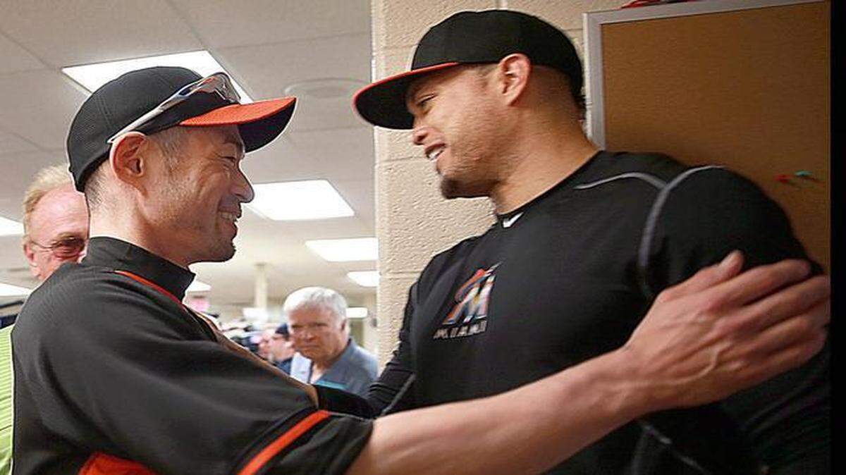 
GIANCARLO STANTON (d) e Ichiro Suzuki comparten un rato antes de una conferencia de prensa el 24 de febrero.


