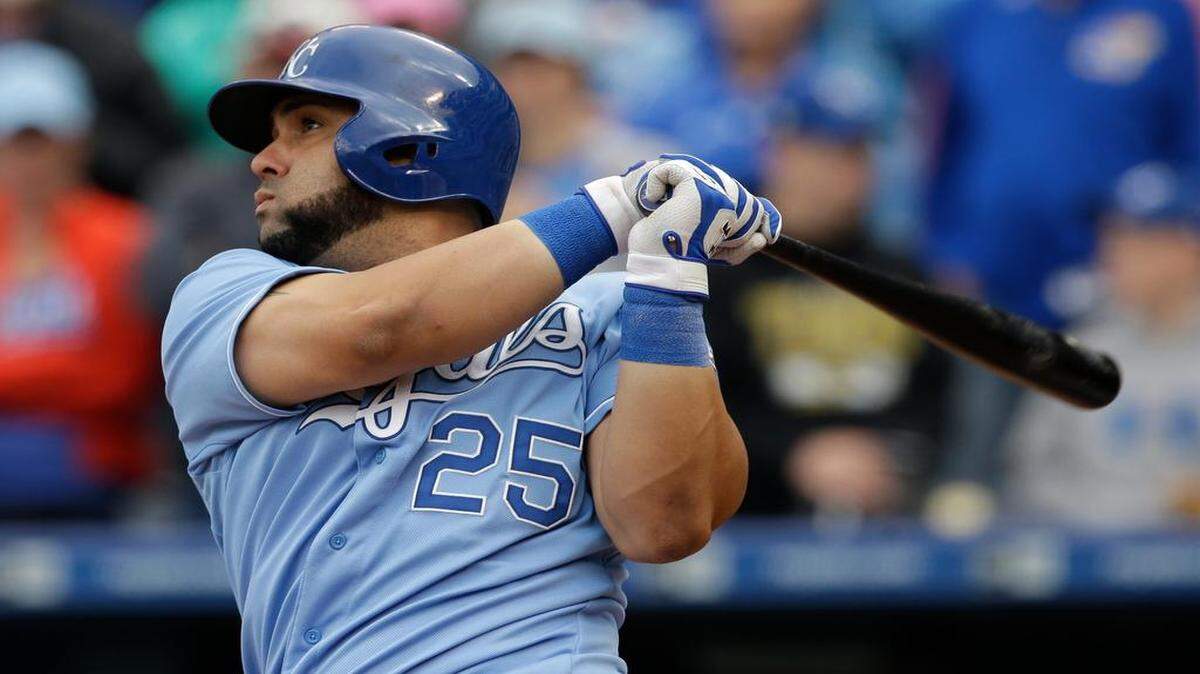 
Kendrys Morales batea un doble por los Reales ante los Atléticos, en partido efectuado el 19 de abril del 2015.


