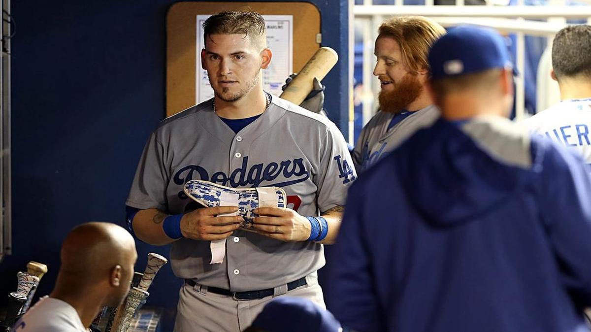 
Yasmani Grandal (centro) en el dugout de los Dodgers en un partido contra los Marlins en Miami, el 27 de junio del 2015.
