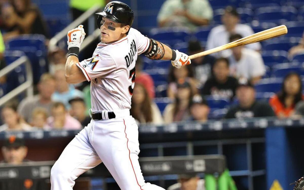 El inicialista de los Marlins Derek Dietrich batea un sencillo contra los Gigantes el pasado 10 de agosto en el parque de la Pequeña Habana en Miami.