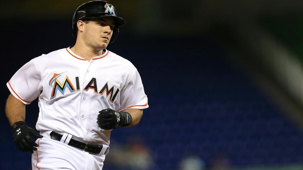 
J.T. Realmuto se convirtió en el tercer jugador en la historia de los Marlins que batea dos jonrones y uno dentro del terreno, en la jornada del martes ante Milwaukee.
