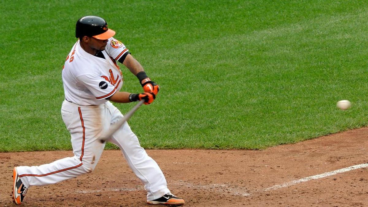 Robert Andino batea por los Orioles en un partido contra los Yankees, el 8 de septiembre del 2015.