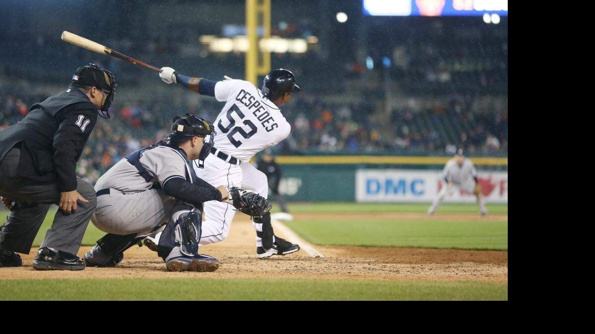 
 Yoenis Céspedes batea el sencillo remolcador que le dio la ventaja 2-1 a los Tigres en el octavo inning ante los Yankees, el lunes en Detroit.


