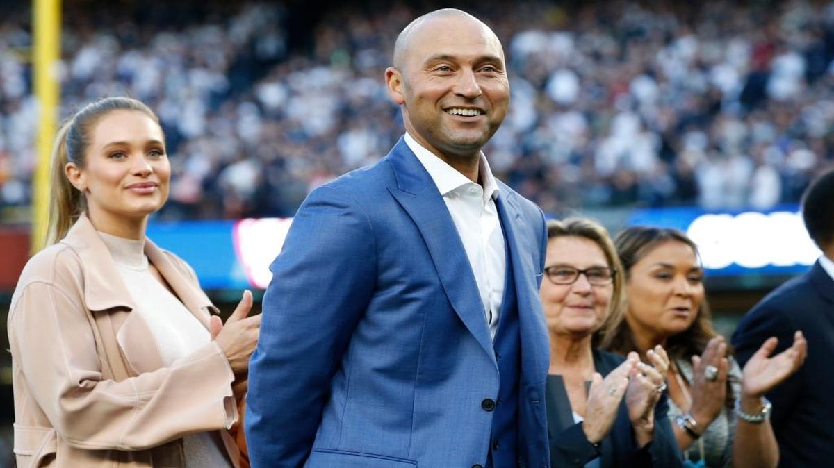 Derek Jeter (centro) con su esposa Hannah Jeter (izq.), su madre Dorothy y su hermana Sharlee durante la ceremonia del retiro de su camiseta con el número 2, en Monument Park en el Yankee Stadium en Nueva York, el 14 de mayo del 2017.