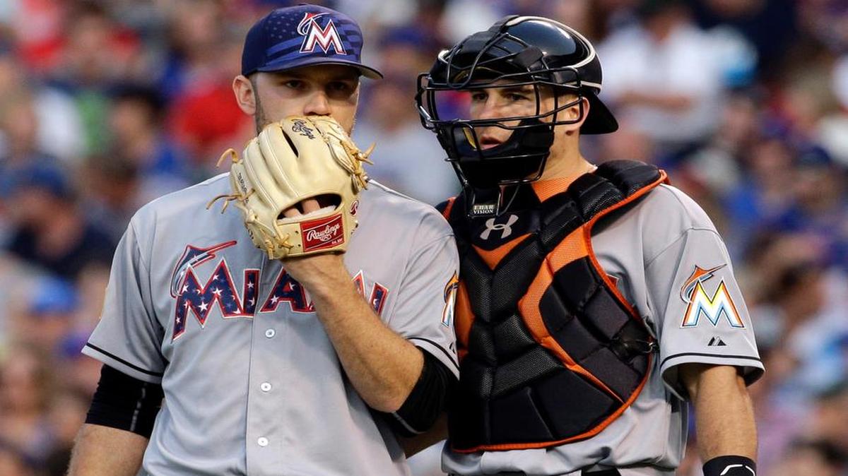 
El catcher de los Marlins J.T. Realmuto (der.) habla con el relevista David Phelps en el quinto inning, en el juego contra los Cachorros, en Chicago, el sábado 4 de julio del 2015.
