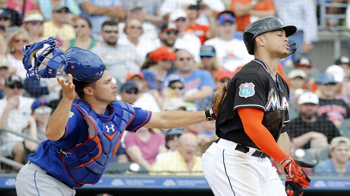 Giancarlo Stanton (der.) hizo su primera aparición en un partido de pretemporada desde el pasado 5 de marzo, luego de permanecer alejado por molestias en su rodilla derecha. Se fue de 1-0 con un boleto ante los Mets, el domingo 13 de marzo del 2016.