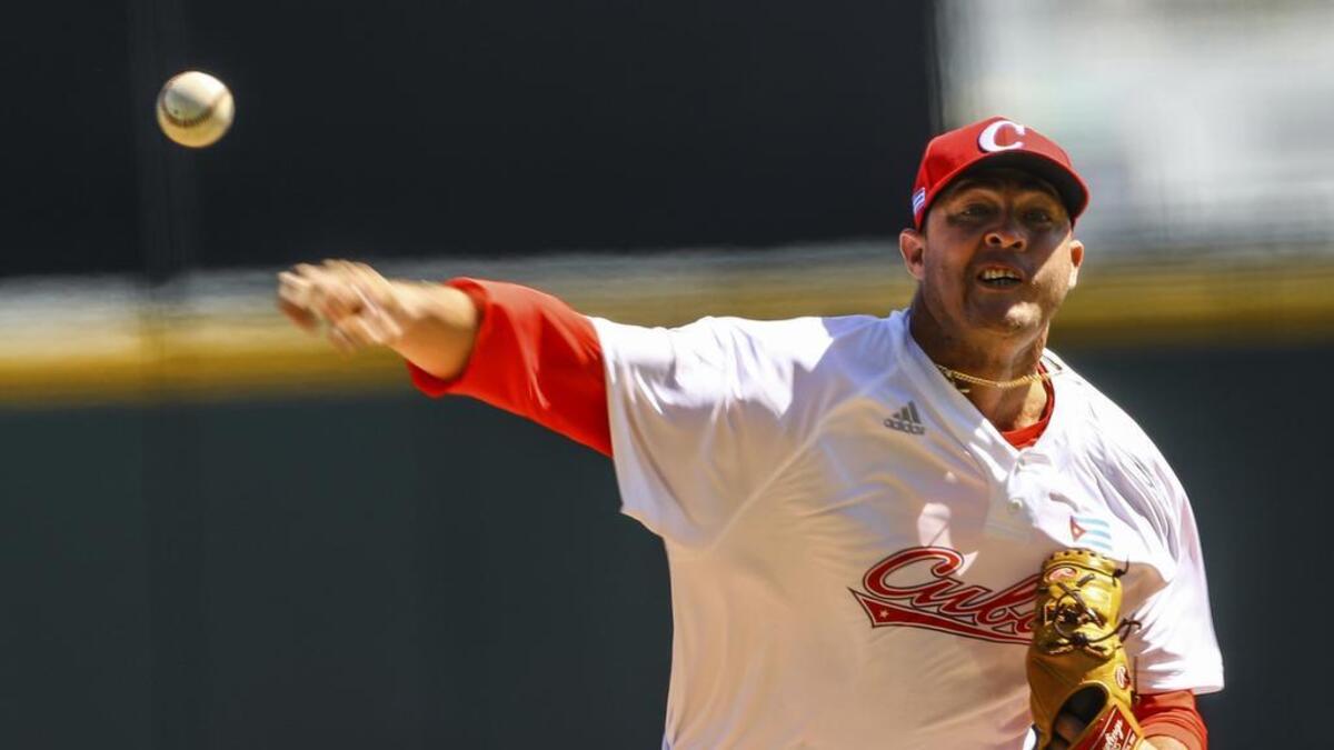 El pitcher cubano Láaro Blanco lanza por Granma en el partido ante el equipo venezolano Caribes de Anzoátegui, el 2 de febrero de 2018 en Guadalajara, México.