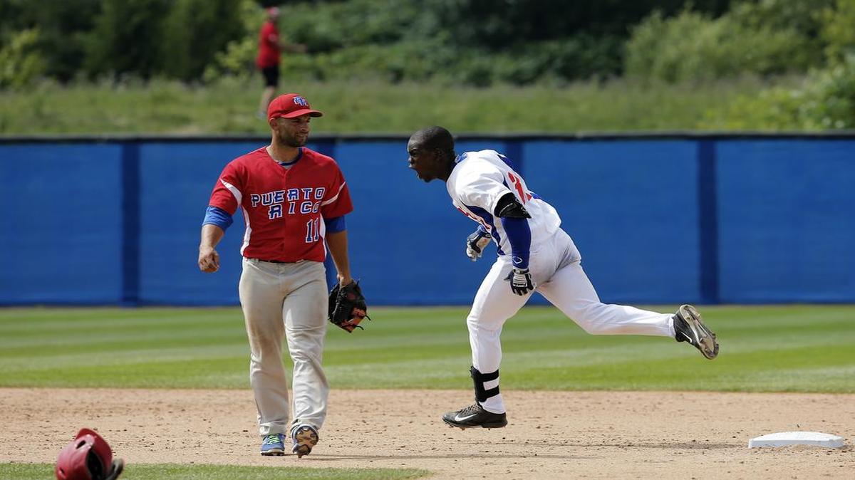 
El cubano José García (der.) celebra el cuadrangular que le dio la medalla de bronce a su equipo ante Puerto Rico durante el partido de béisbol entre ambos equipos disputado el domingo 19 de julio, por la medalla de bronce de los Juegos Panamericanos 2015 en Toronto.


