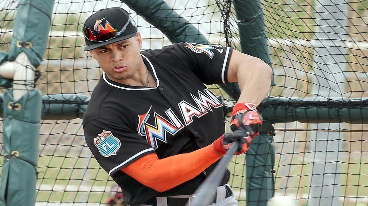 Giancarlo Stanton durante una práctica de bateo en la pretemporada con los Marlins, el 23 de febrero del 2016.