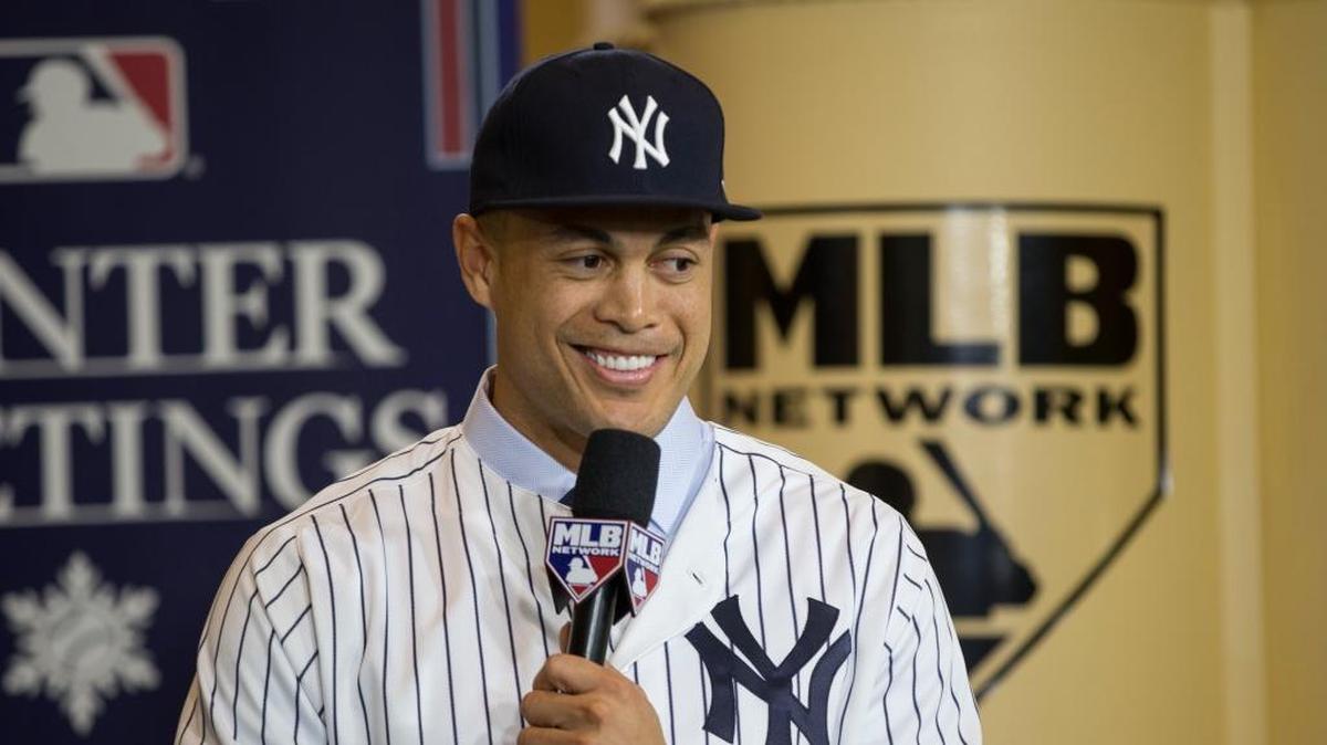 Giancarlo Stanton responde preguntas luego de ser presentado como nuevo jugador de los Yankees, el 11 de diciembre de 2017 en Orlando, Florida.