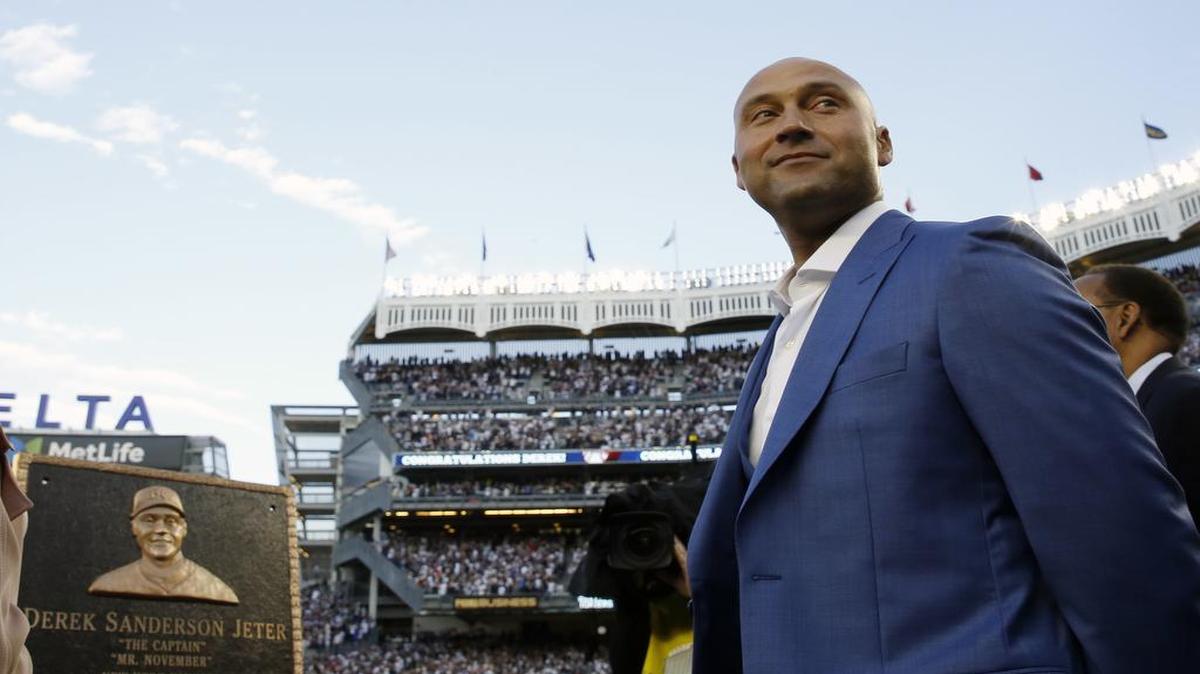 DEREK JETER durante la ceremonio para retirar su número 2 en el Yankee Stadium el 14 de mayo del 2017.