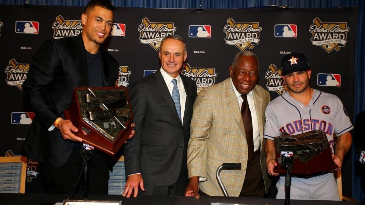 GIANCARLO STANTON (i) y José Altuve (d) cuando recibieron el premio Hank Aaron el 25 de octubre junto al Comisionado Rob Manfred y el legendario Hank Aaron.