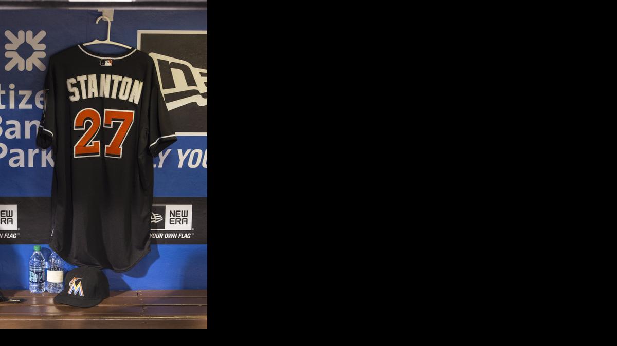 
La camiseta de Giancarlo Stanton cuelga en el dugout de los Marlins, durante el juego del sábado.
