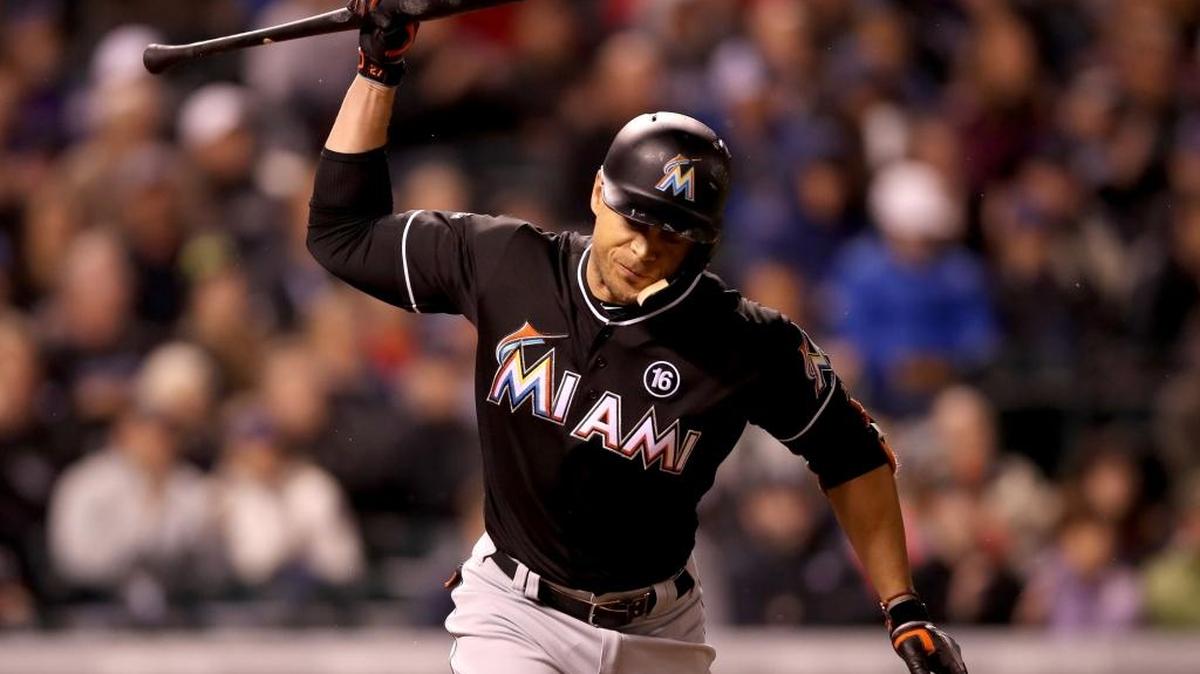 GIANCARLO STANTON reacciona molesto al fallar en la sexta entrada contra los Rockies.