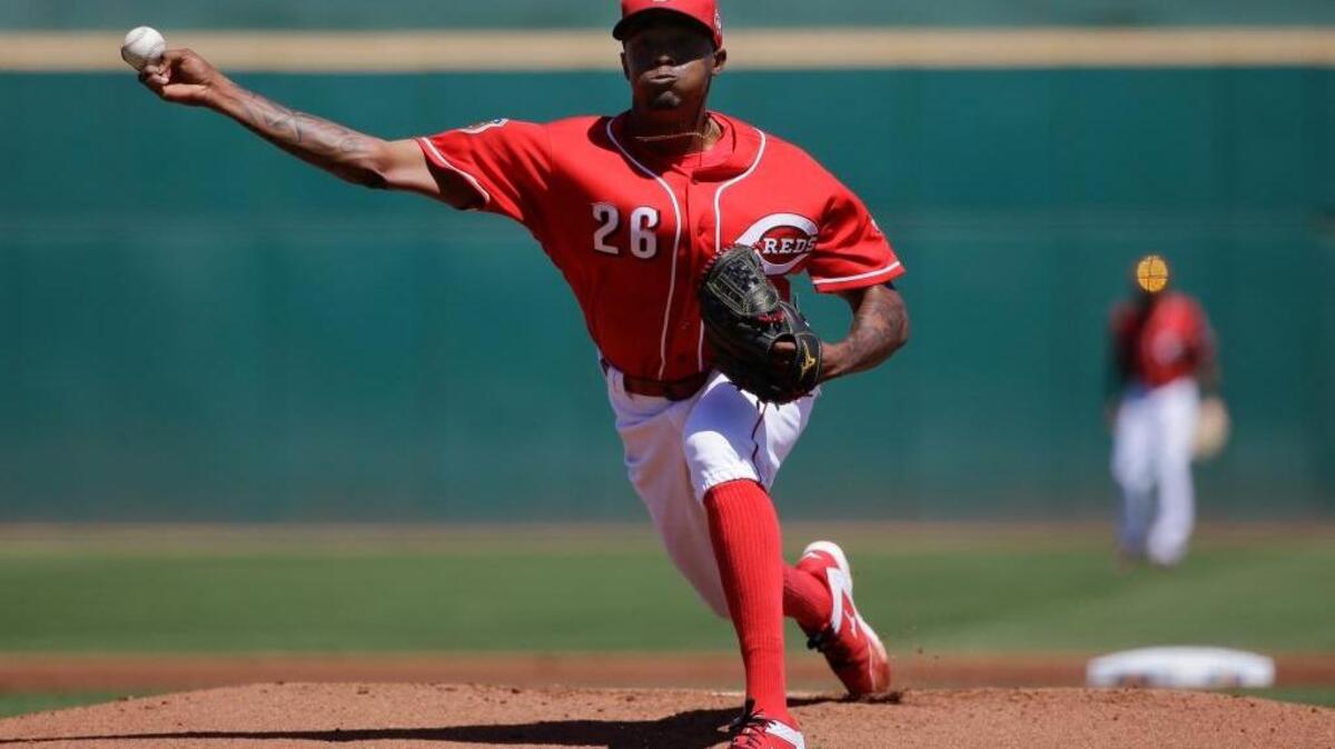 Raisel Iglesias lanza por los Rojos en un partido contra los Rockies en la pretemporada, el 25 de marzo del 2016 en Goodyear, Arizona.