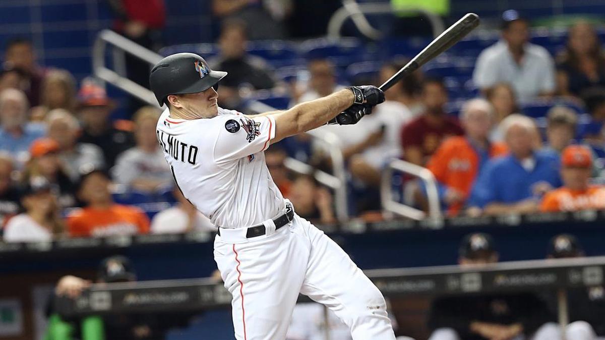 El receptor de los Marlins J.T. Realmuto batea un doble en el cuarto inning ante los Mets, en partido celebrado el 19 de septiembre del 2017 en Miami.