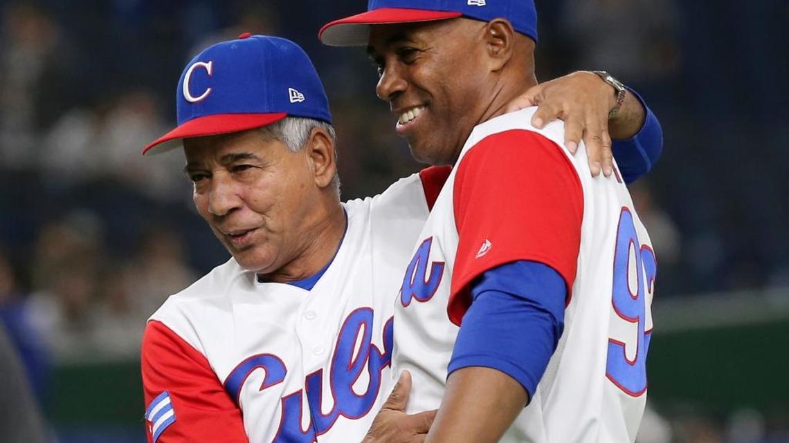 CARLOS MARTI, manager de Cuba, celebra con su coach Carlos Luois el triunfo sobre Australia el 10 de marzo.
