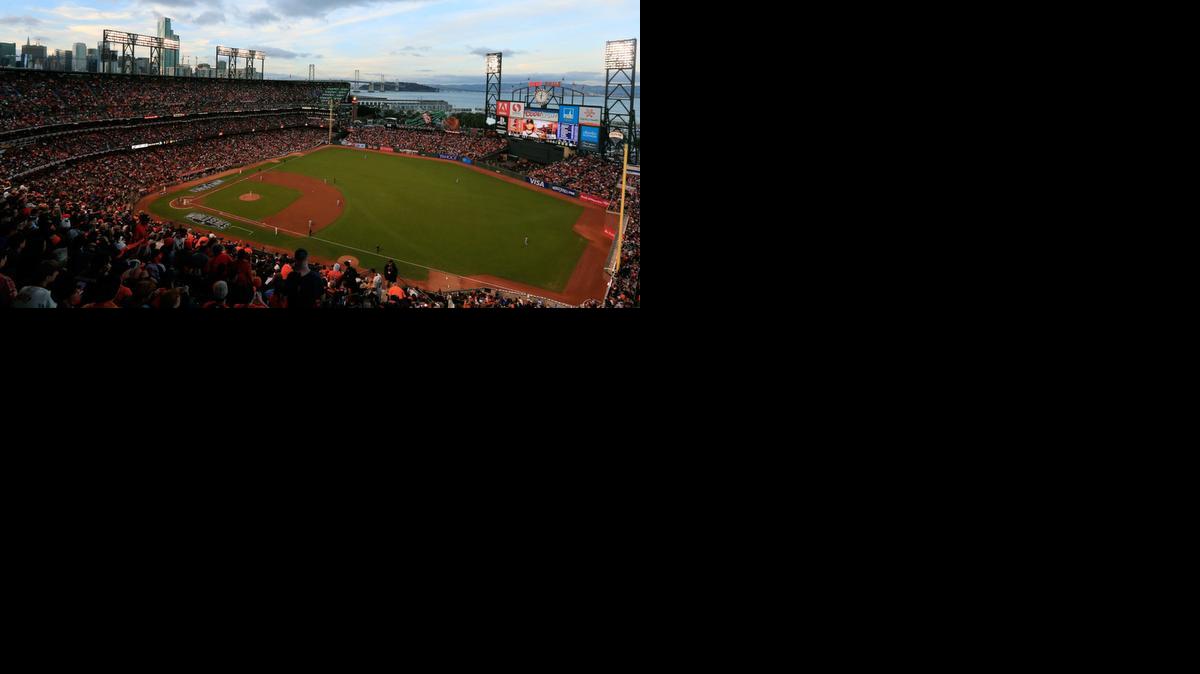 
UNA VISTA general del estadio AT&T Park de San Francisco con miles de aficionados en las graderías donde se han celebrado los tres últimos partidos de la Serie Mundial entre los Gigantes y los Reales de Kansas City.
