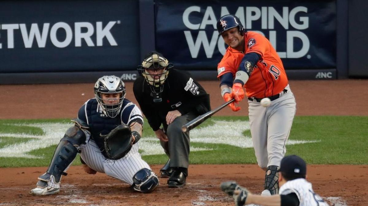 Yulieski Gurriel conecta un doble para los Astros de Houston en el juego 5 contra los Yankees, este miércoles en Nueva York.