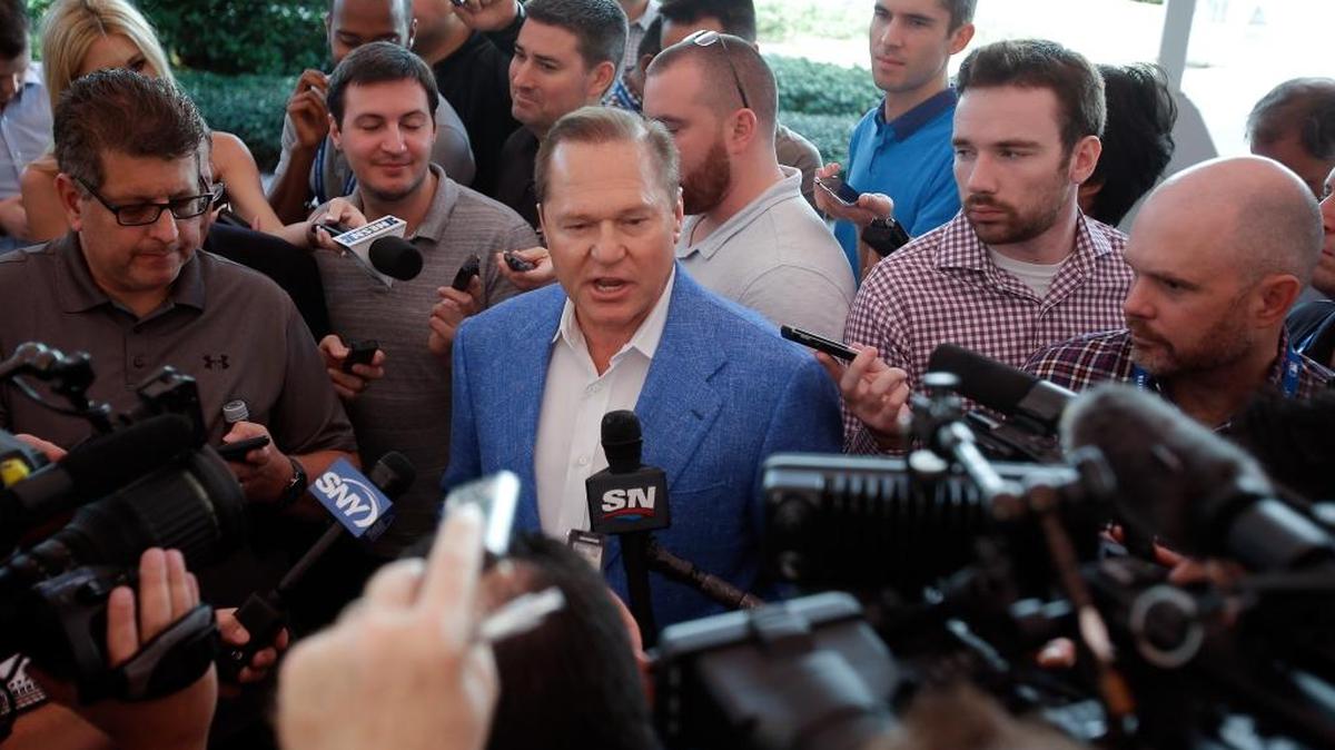 SCOTT BORAS conversa con la prensa en el encuentro de gerentes generales de Grandes Ligas el 15 de noviembre en Orlando.