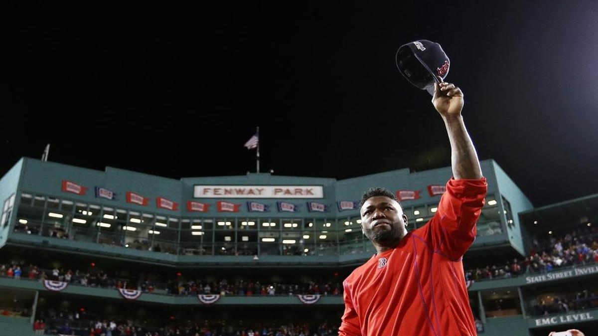 DAVID ORTIZ levanta su gorra para decirle adiós a la fiel afición de Boston al final de su carrera en el Fenway Park el 10 de octubre del 2016.