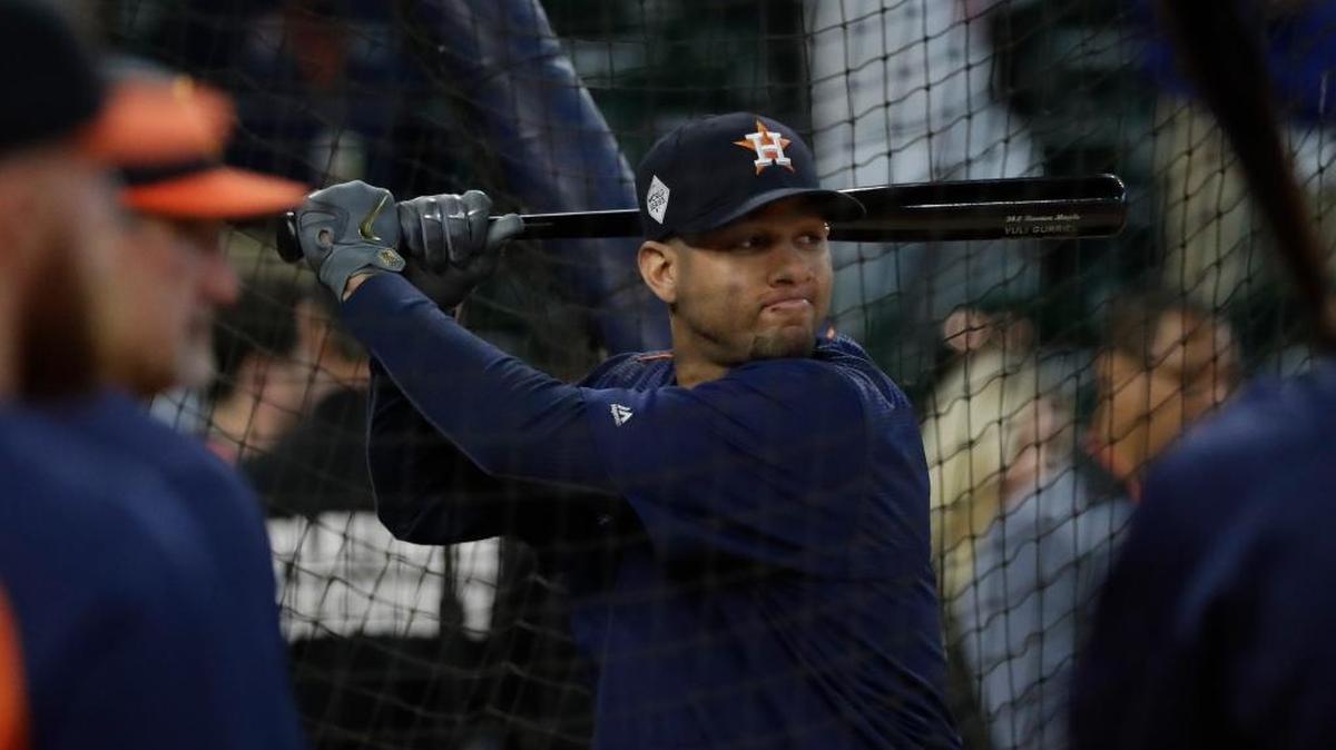YULI GURRIEL en el entrenamiento de bateo previo al 4to Juego de la Serie Mundial en Houston.