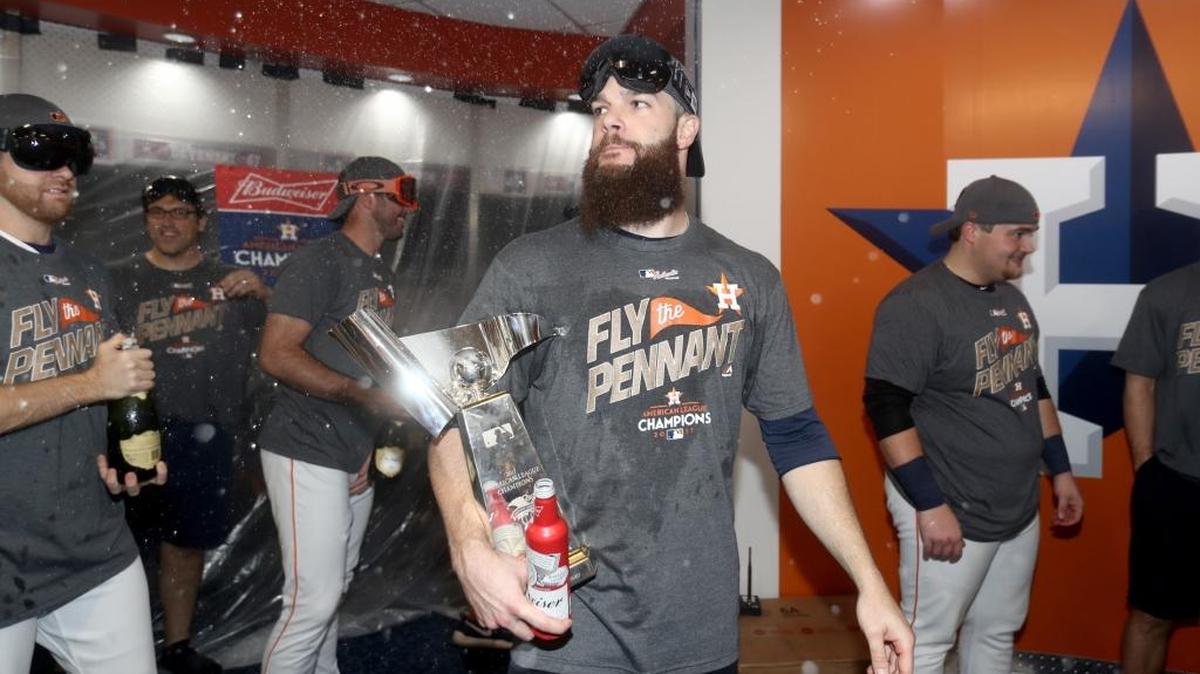 DALLAS KEUCHEL celebra el pase a la Serie Mundial contra los Dodgers el 21 de octubre.