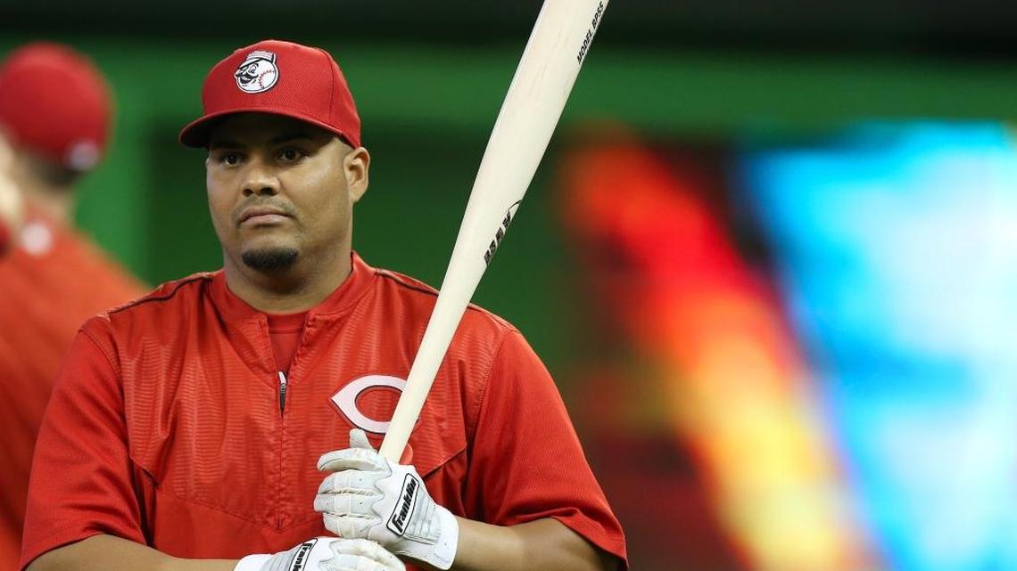 BRAYAN PEÑA durante una práctica con los Rojos antes de iniciar un juego contra los Marlins el 9 de julio del 2015 en Miami.
