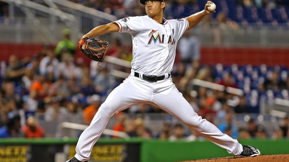 Wei-Yin Chen, de los Marlins, lanza contra los Rays, la noche del lunes 1 de mayo del 2017 en Miami.
