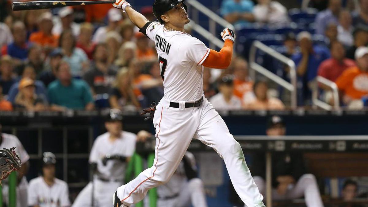 El jardinero de los Marlins Giancarlo Stanton conecta un batazo en el juego contra los Cachorros el 24 de junio en Miami.