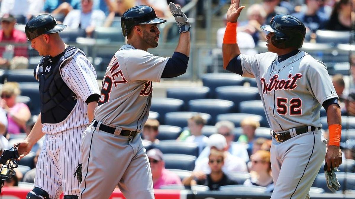 J.D. MARTINEZ es felicitado por el cubano Yoénis Céspedes (d) tres pegar un cuadrangular contra los Yankees el 21 de junio del 2015.